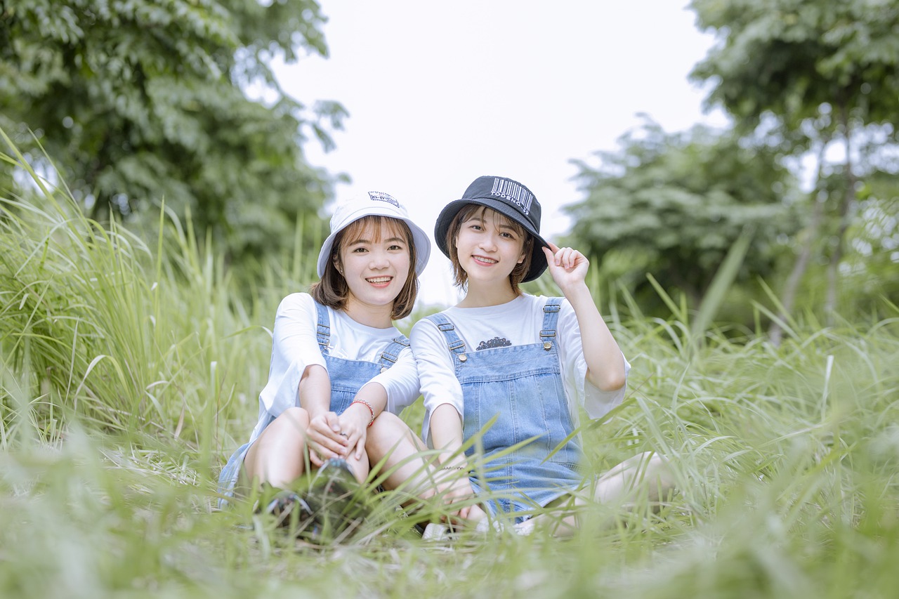 He is my sisters friend. Сестринская Дружба. Две сестры фото азиаты. National best friends Day. Бест френд 2021.